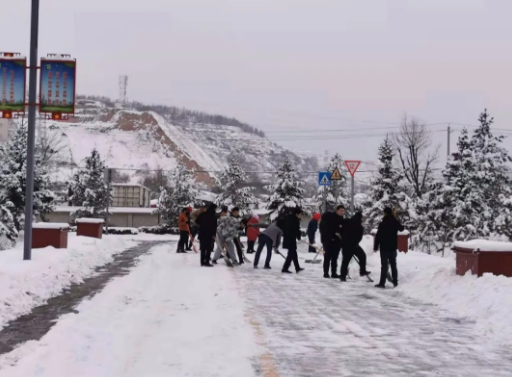 瑞雪兆丰年 扫雪保安全——乐投体育在线(中国)唯一官方网站
团委组织开展积雪清扫活动(图2)