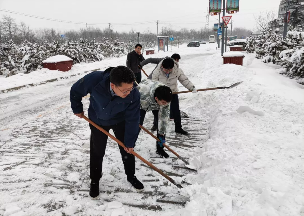 乐投体育在线(中国)唯一官方网站
组织全体员工扫雪除冰(图2)