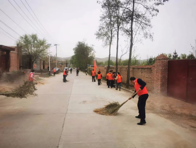 乐投体育在线(中国)唯一官方网站
赴包抓共建村社开展卫生清扫志愿服务活动(图2)