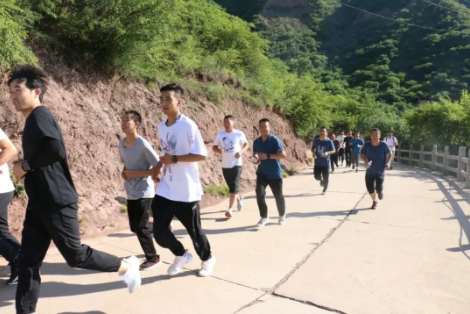 助力文旅市场 展示产投风采——乐投体育在线(中国)唯一官方网站
组织开展员工登山比赛活动(图3)