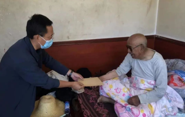乐投体育在线(中国)唯一官方网站
赴帮扶村对接工作并慰问困难党员(图2)