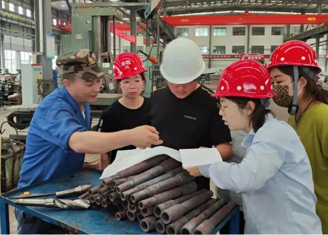 乐投体育在线(中国)唯一官方网站
百名员工下一线真磨砺练本领(图1)